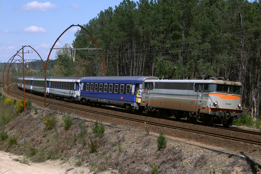 Désormais radiée, voici la BB 9340 sur un Lunéa à vide le 15.04.2008.jpg